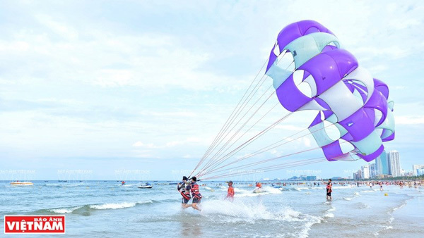 Flying high with the parachutes. (Photo: VNP/VNA)