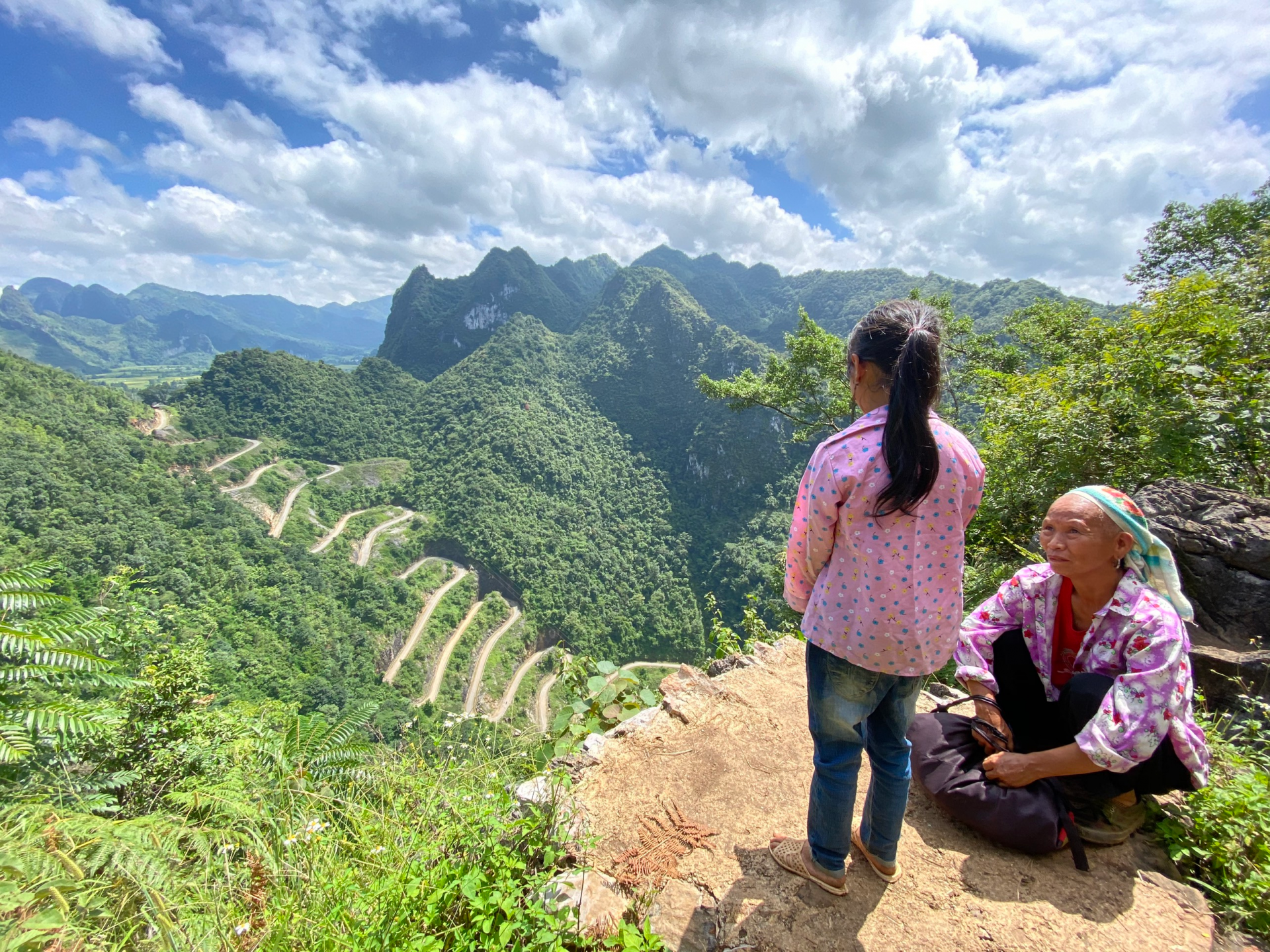 Picture of a little girl and her grandmother taken at Me Pie Pass. Photo: VnExpress