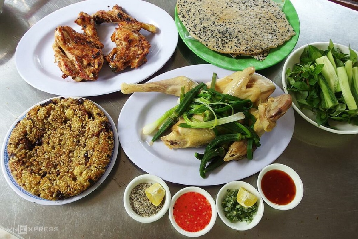 2 'chosen chicken' restaurants impress tourists in Quy Nhon