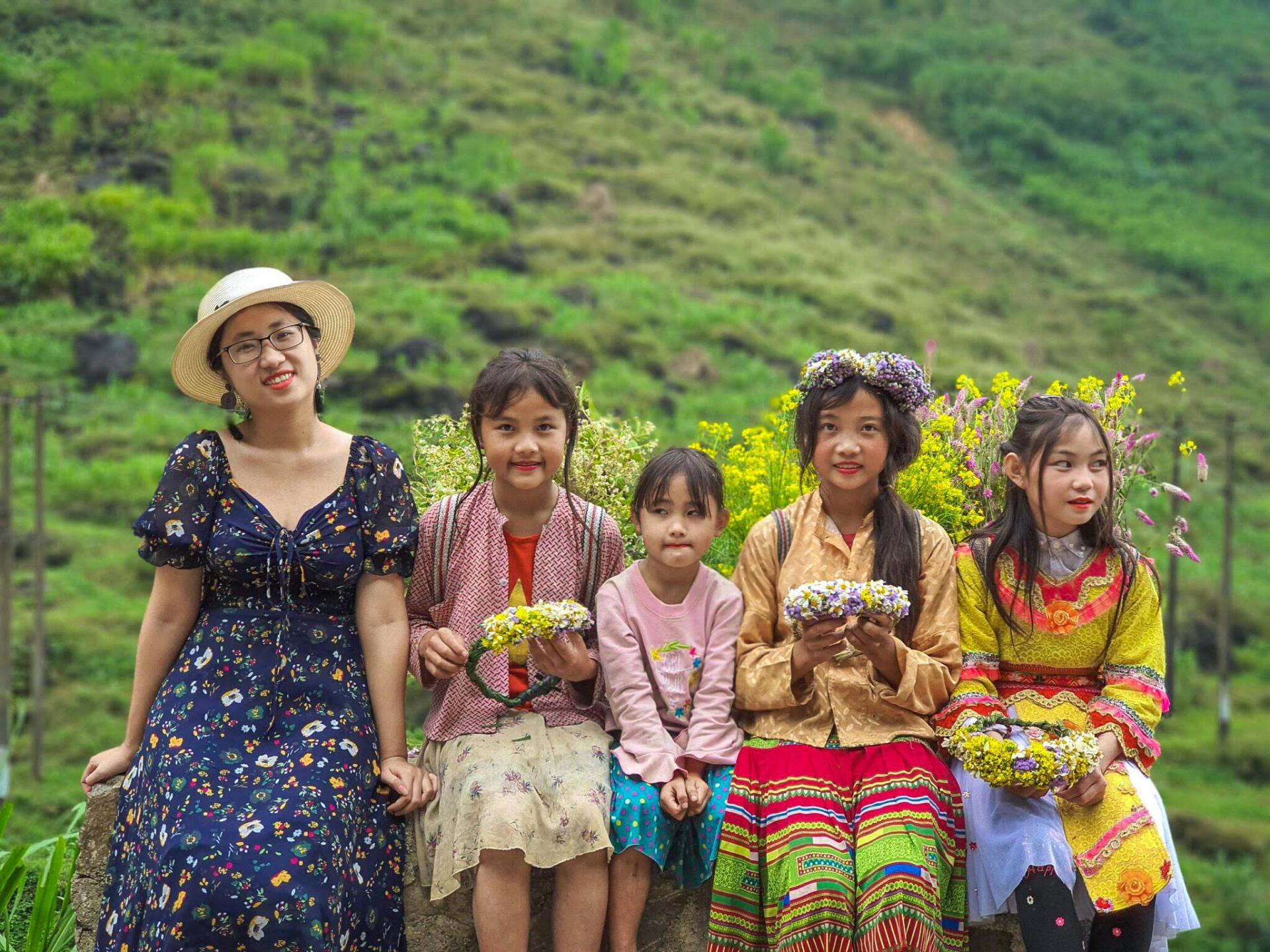 Quynh Trang with little children at Sapa. Photo: NVCC 