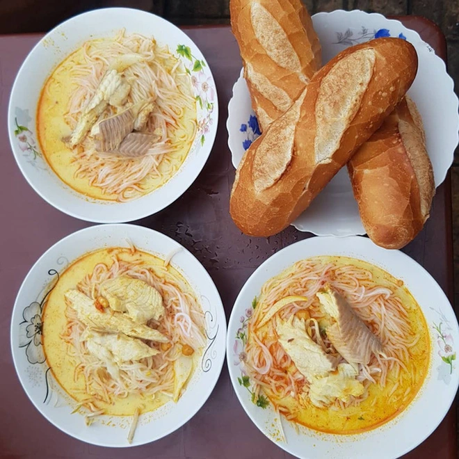 Bun Ken in Chau Doc is eaten with bread. Photo: @michelletang_sgn