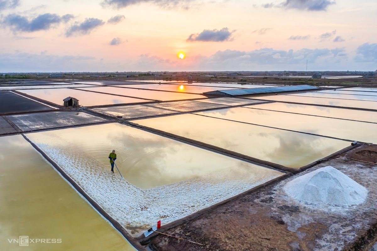 Minh Luong is especially impressed with Dong Hai salt field in the early morning, with each rectangular salt fields line up like building blocks. Salt harvesting in Bac Lieu is mainly from two districts of Bac Lieu, which are Dong Hai and Hoa Binh. The harvest starts around December to April of the next year, before the rain season.  Photo: VnExpress 