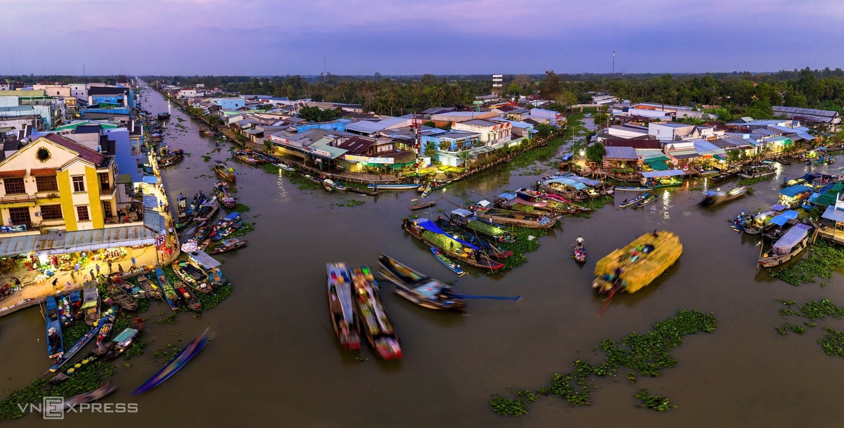 During his journey, Minh Luong visited Nga Nam floating market, Soc Trang. The photo was taken in the early morning, February 6, with the bustling and exciting atmosphere of people buying and selling their goods. Located about 60km from Soc Trang, this floating market is an attraction for many tourists who are curious by its name. Photo: VnExpress 