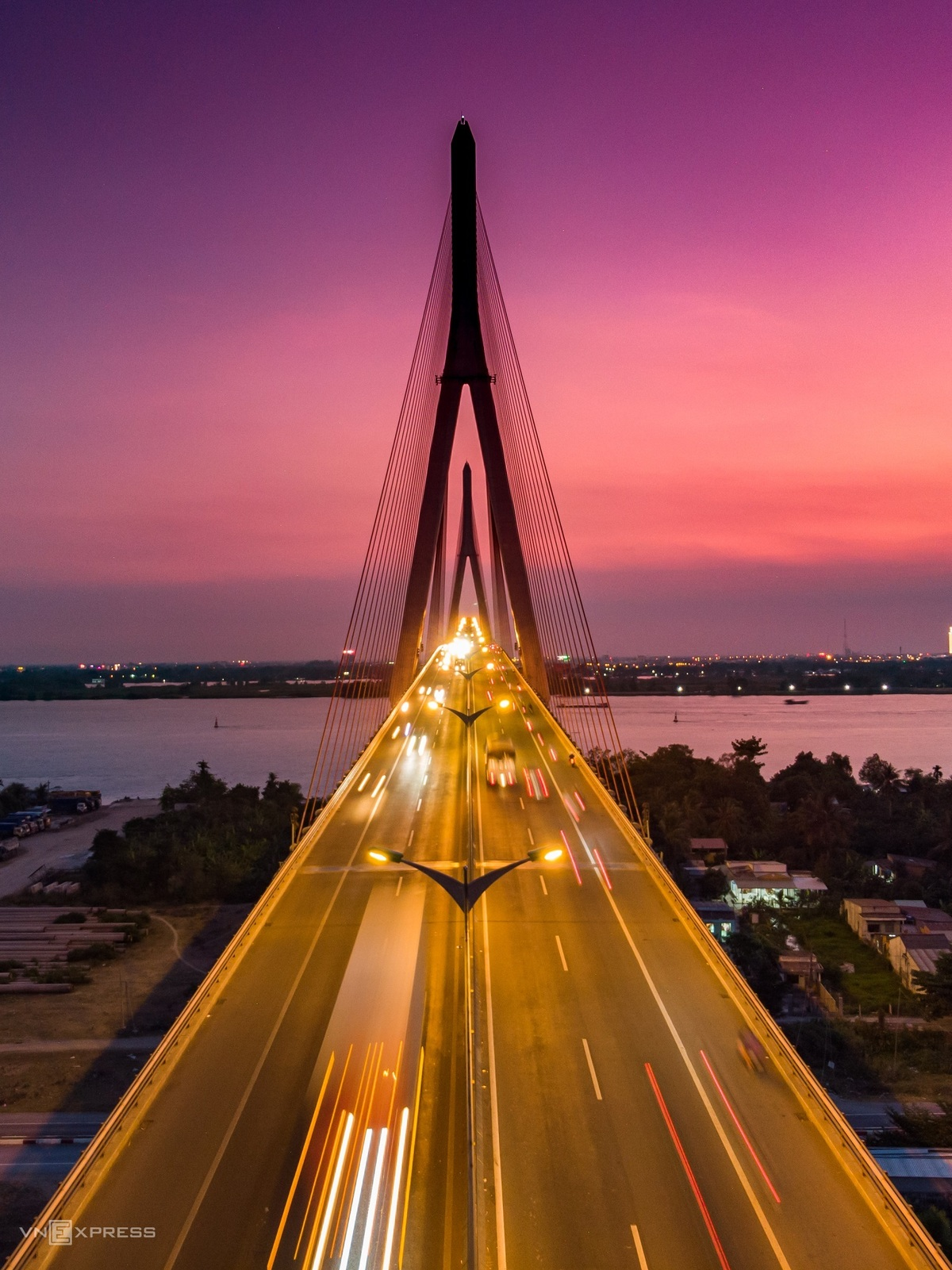 Can Tho is where Minh Luong works and lives, that’s why he has many photos of Tay Do from the above view.  In the picture, the photographer captured the moment of sunset on Can Tho Bridge, one of the most iconic symbols of Tay Do. The bridge was built in 2010, with a total length of 15,85 km, of which the main bridge is 2,75 km long.  Photo: VnExpress 