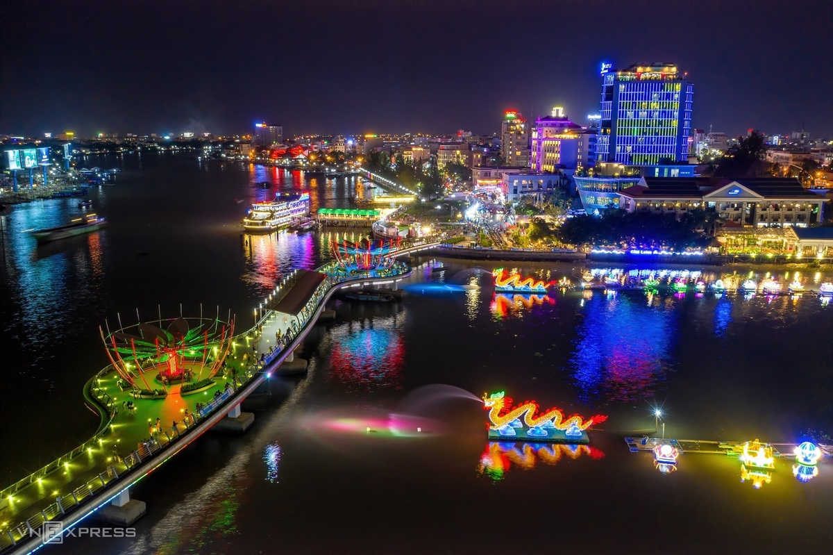 Gorgeous and flawless Can Tho at night, with the highlight of Ninh Kieu bridge. The bridge is 199m long, 7,2 m wide and curved in the shape of an S, with the body expanding to build two lotus fountain. This is the favorite spot for tourists to take pictures, and local people to hang out in the hot weather.  Photo: VnExpress 