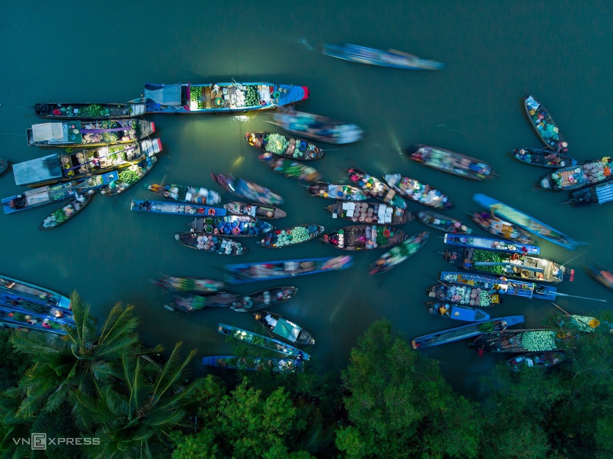 Coming to Can Tho, tourists should stop by Phong Dien floating market, which is located about 15km from the city central. This is where local people sell a lot of different goods such as fruits, vegetables, traditional specialities and snacks. Phong Dien floating market has its own feeling of old time charm to many people who set foot in here for the first time. This photo helped Minh Luong win a Bronze Medal at the 34th Mekong Delta Photography Festival in 2019.  Photo: VnExpress 