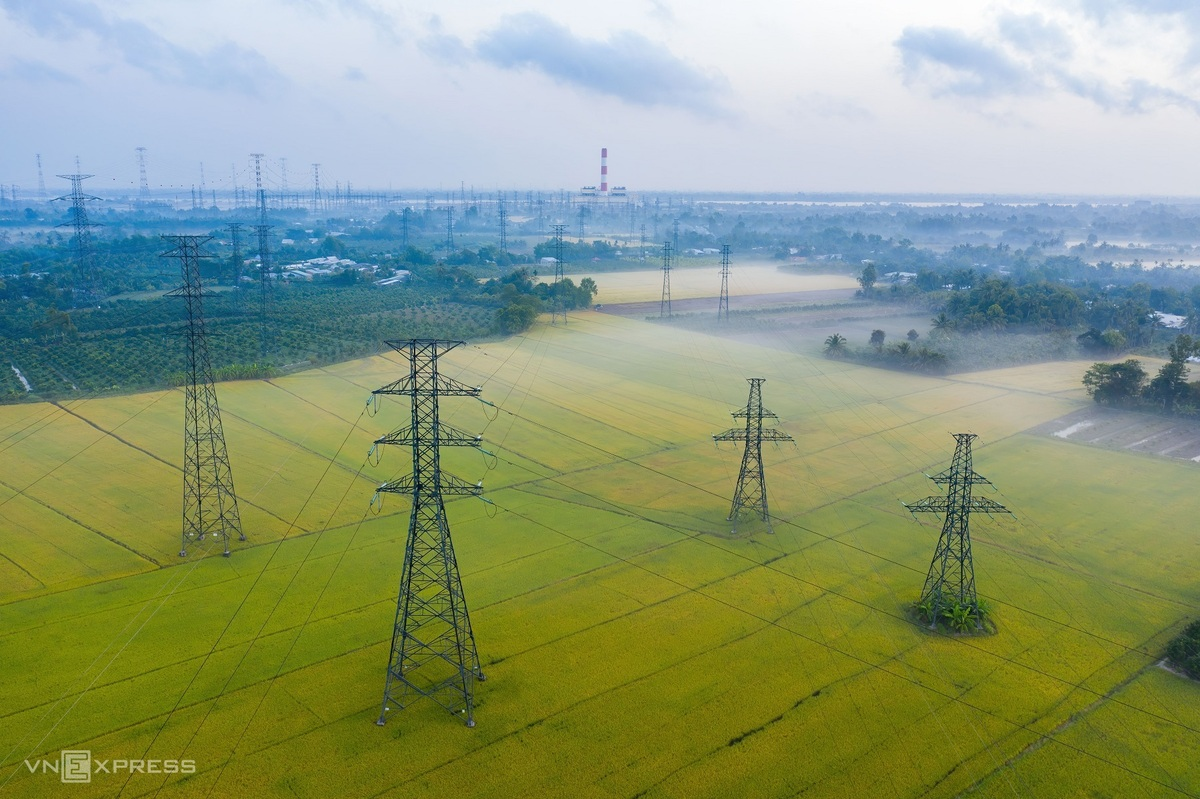 The power system that connects with the O Mon Thermal Power Station, across the rice field that is in harvesting season.  “As an electric engineer, I am making an album that captures the beauty of this job to show it to the world,” Minh Luong said.  Photo: VnExpress. 