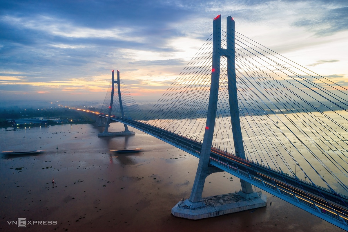 Vam Cong bridge in the morning light. This bridge was built in May, 2019, with a total length of 2,97 km. The bridge connects two sides of Hau riverbanks, between Thot Not, Can Tho and Lap Vo, Dong Thap, which completes the traffic system in Cuu Long Delta.  Photo: VnExpress 