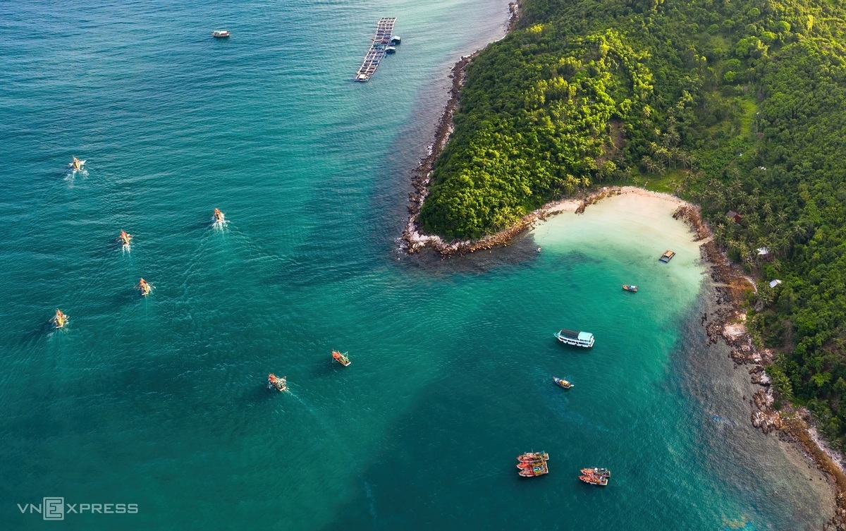 A small corner of Nam Du Islands, Kien Giang. There are a total of 21 islands, including Nam Du Island, also known as Cu Tron is the largest one. Visitors can go swimming at Cay Men beach, a pristine and beautiful beach with a lune of coconut trees embracing the coastal land. They can also join a scuba diving tour to see the corals and explore the fishing village. Photo: VnExpress 