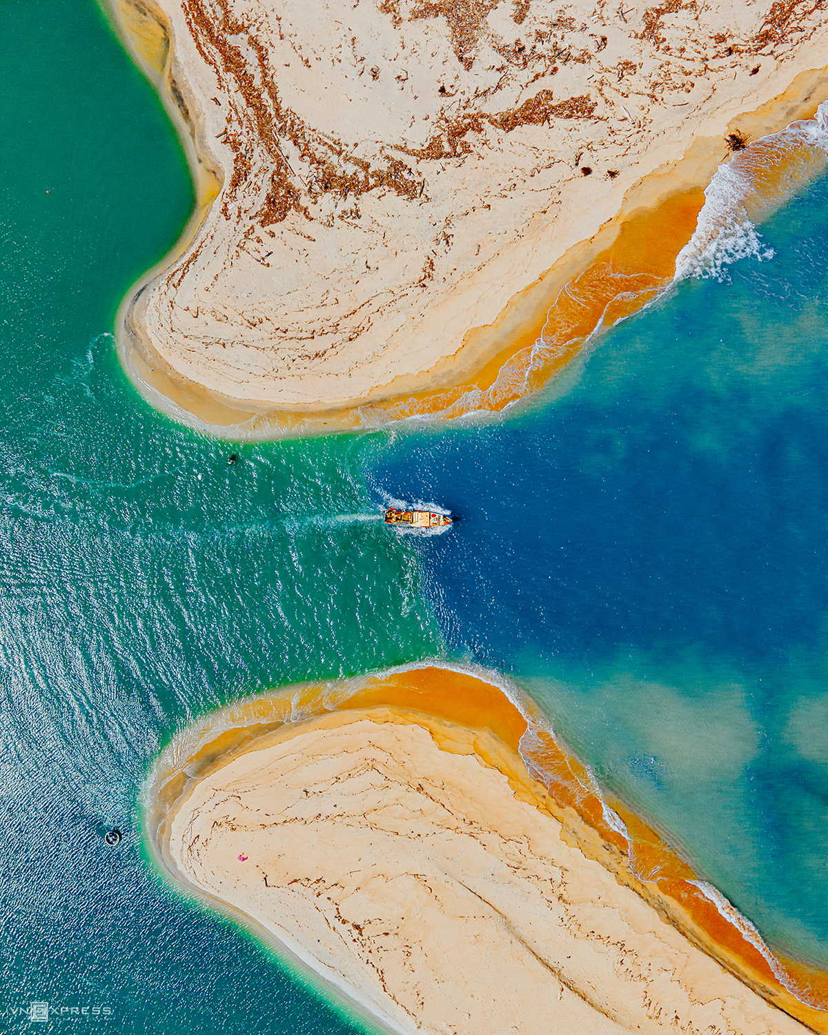 Young Photographer Captures Majestic Beauty of Vietnam Through Aerial View