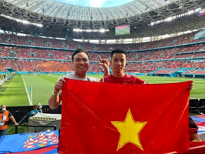 Tai Nguyen (right) and his friend at Puskás Aréna stadium. Photo: Zing news