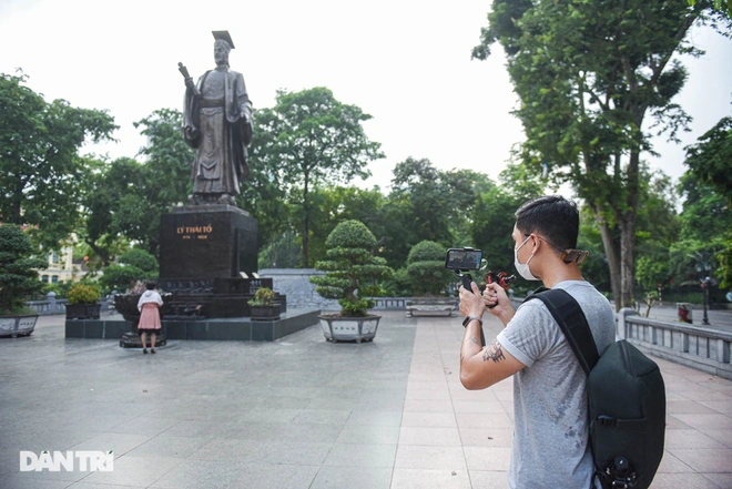 Hoang often takes tourists to the most historical places and tells them the stories of each place.  Photo; Dantri 