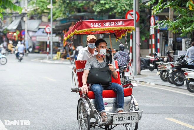 Hoang guides tourists through Hanoi's Old Quarters. Photo: Dantri 