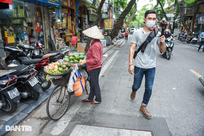 Hoang also introduces tourists to the daily life of people in Hanoi. Photo: Dantri 