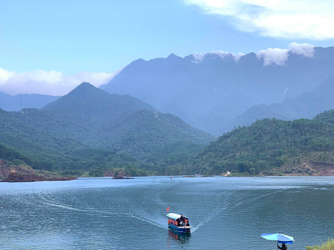 Fairy River (Suoi Tien) is located at the foot of majestic Bach Ma mountain. Photo: VnExpress 