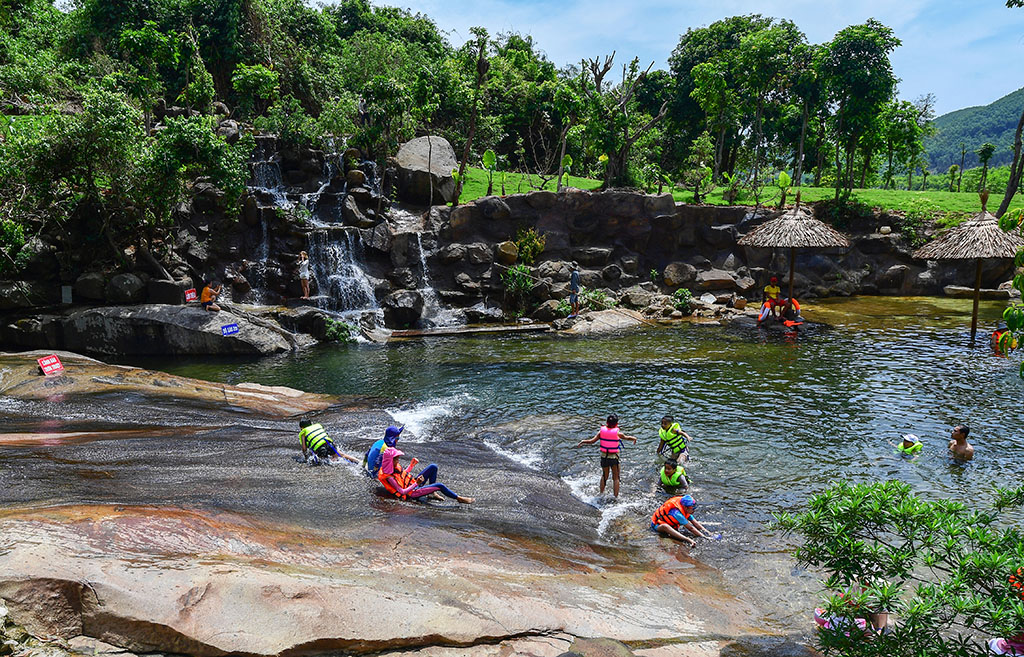 Fairy River (Suoi Tien) - The "Fairy Living In The Woods" Attracts Tourists