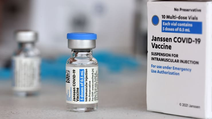 ORLANDO, FLORIDA, UNITED STATES - 2021/04/10: Johnson & Johnson COVID-19 vial and box seen at a vaccination site. Photo: Getty Images 