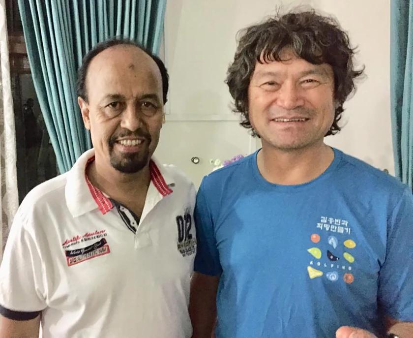 The Pakistan Alpine Club’s secretary, Karrar Haidri, left, with South Korean climber Kim Hong Bin in Islamabad, Pakistan.(Pakistan Alpine Club)