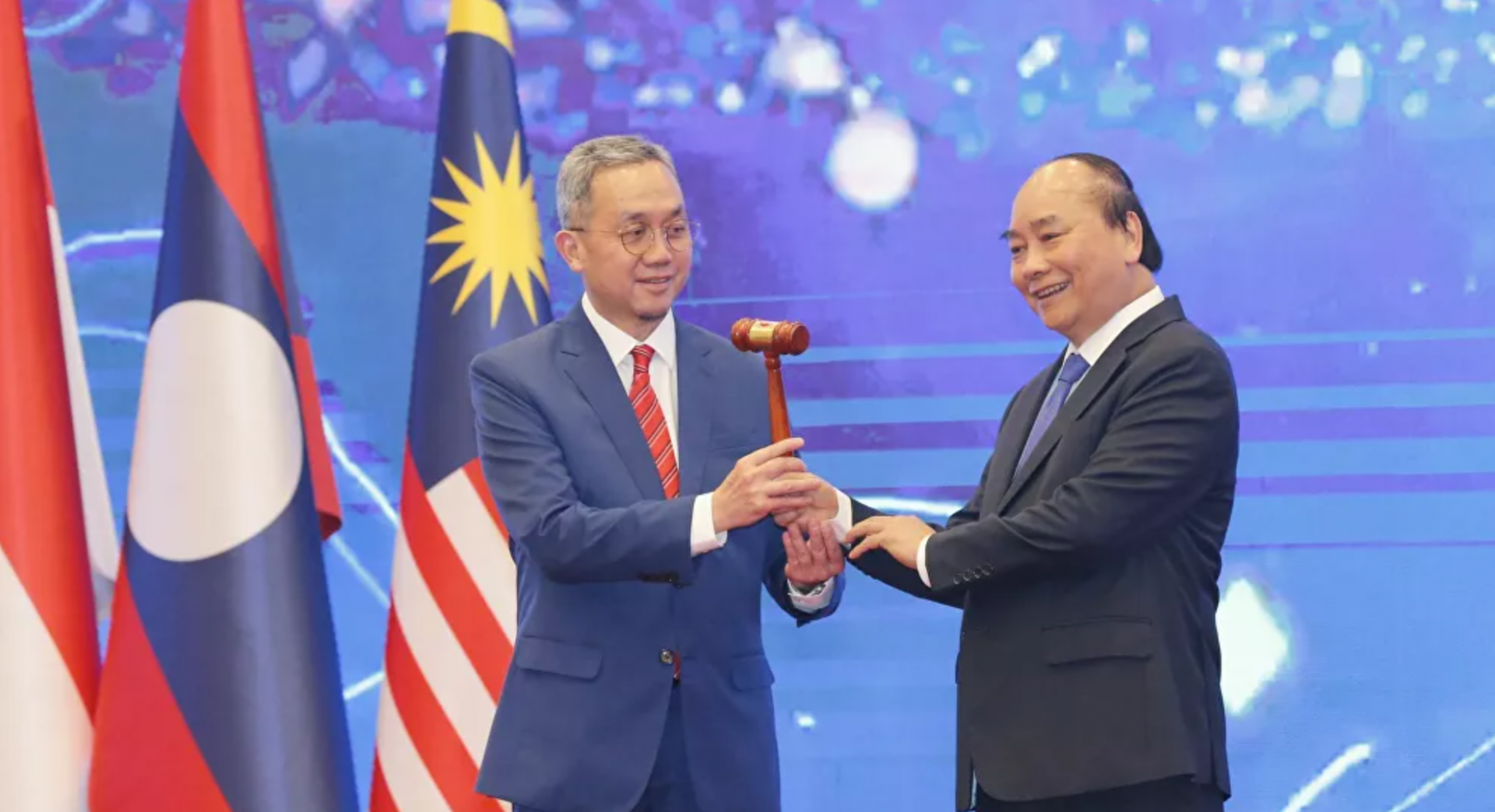 Prime Minister Nguyen Xuan Phuc hands over a wooden hammer representing the 2021 ASEAN Chair to Bruneian Ambassador to Vietnam Pengiran Haji Sahari bin Pengiran Haji Salleh. Photo: VNA