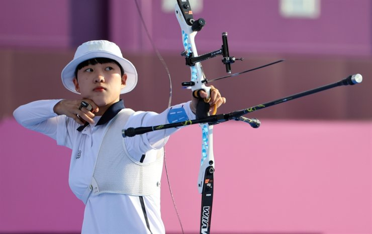 South Korea's An San shoots an arrow during the final of the mixed archery team event at the Tokyo Olympics at Yumenoshima Park Archery Field in Tokyo, July 24. Yonhap