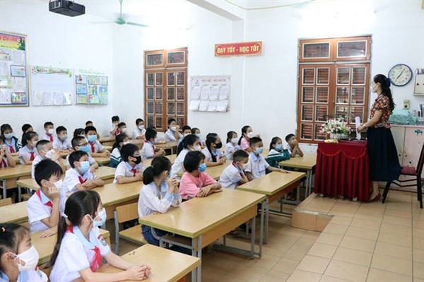 A teacher tells students at Chieng Le Primary School how to prepare for the new school year, in the northern mountainous province of Son La, on Monday. — VNA/VNS Photo Huu Quyet