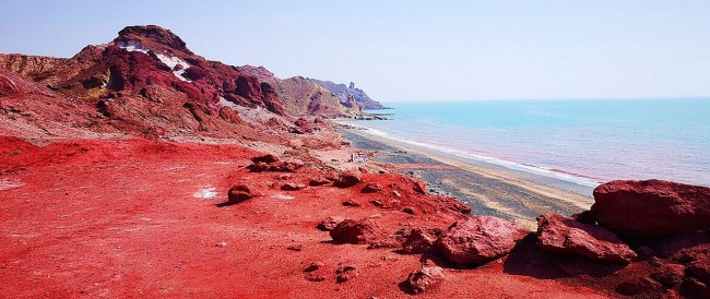 Wonderful Homuz Island Attracts Tourists With Mesmerizing "Blood Red" Beach