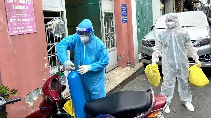 Military medical staff at Mobile Medical Station No. 1, Ward 6, Tan Binh District, Ho Chi Minh City, bring necessary equipment to the houses of COVID-19 infections for home treatment. (Photo: VNA)