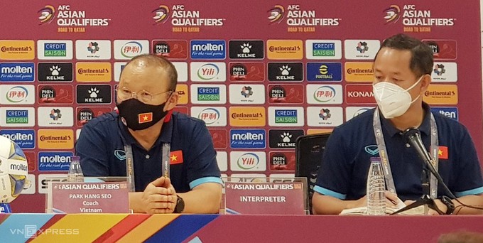 Park Hang-seo (L) during an interview after the World Cup qualifiers game between Saudi Arabia and Vietnam on September 3, 2021. Photo by Vietnam Football Federation
