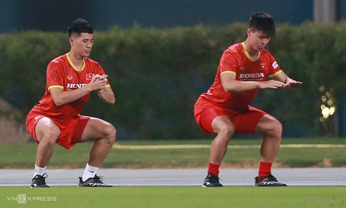 Defenders Tran Dinh Trong (L) and Do Duy Manh will be absent in Vietnam's next match with Australia. Photo by VnExpress/Lam Thoa