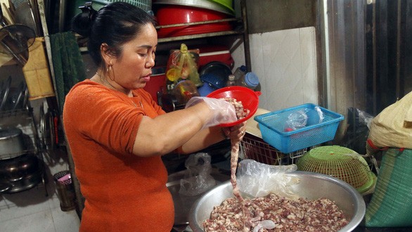 A Thai native prepares lap xuong sausage in Nghe An Province, Vietnam. Photo: Dao Tho / Tuoi Tre