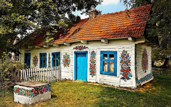 Unusual Place: Zalipie – The Pretty Painted Village in Poland