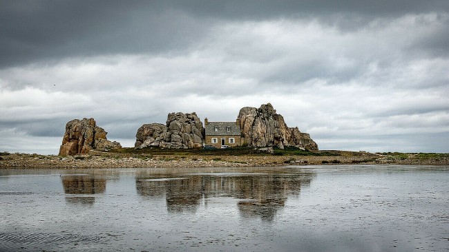 Amazing Place: Castel Meur - The House Between The Rocks