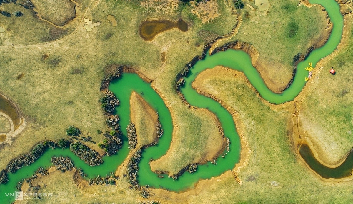 Dong Lam Meadow is only 2 km or so from the stilt houses in Lang Ben Village. It stretches languorously between the limestone hills for about 1.5 km, adorned with trails and streams that flow to Dong Lam Lake.  Photo: VnExpress 