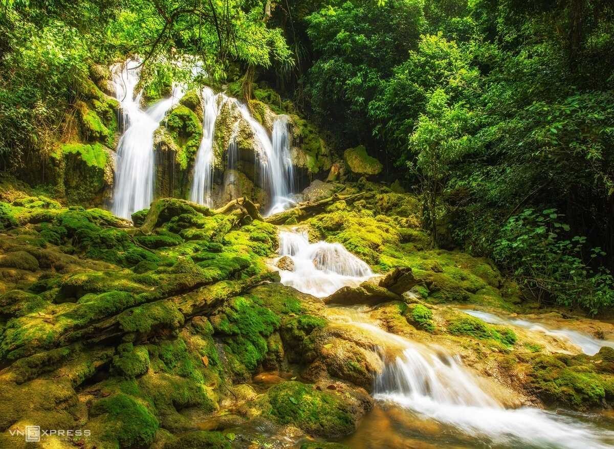 The water from Mo Ang Lake flows along limestone ravines to form the picturesque Khe Dau Waterfall. Photo: VnExpress 