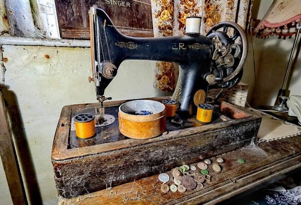 The Singer sewing machine was still set up, ready to sew, with thread and buttons ( Image: @nolimits urbex/mediadrumworld.c)