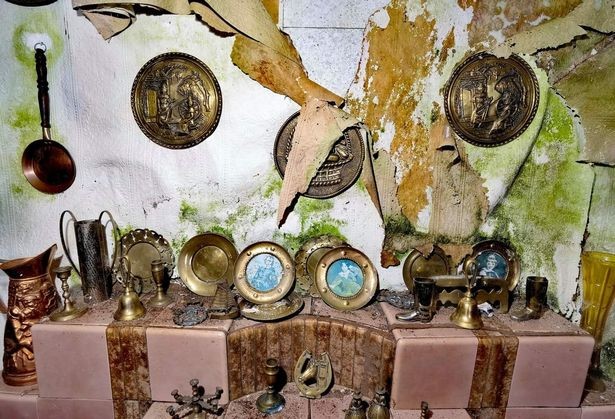 Decorative plates, jugs, bells, pans and more furnished the mantelpiece. ( Image: @nolimits urbex/mediadrumworld.c)