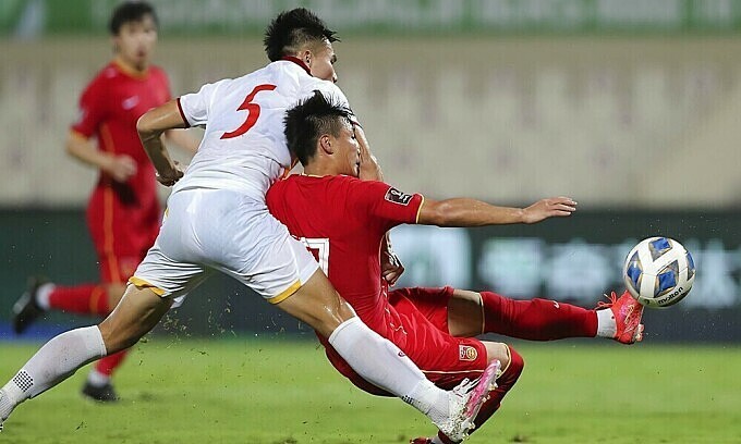 Nguyen Thanh Binh (white jersey) during the World Cup qualifiers between China and Vietnam on October 8, 2021. Photo by AFP