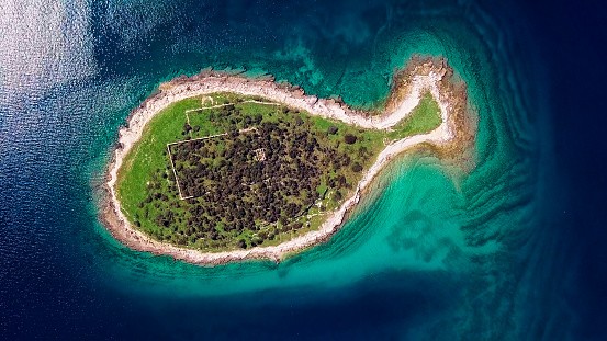 Explore The Unusually And Uniquely Shaped Islands In The World