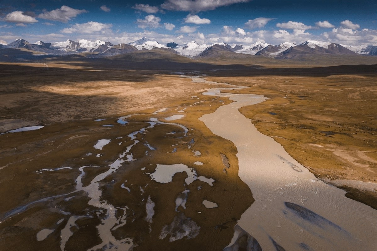 A wide open valley with glacial rivers coming from the mountains protecting the valley. These mountains are often 5000m+ (16400ft+). This is a shot of the Barskoon Valley. It took a 4000m (13000ft) road pass to get here. Photo: Albert Dros 