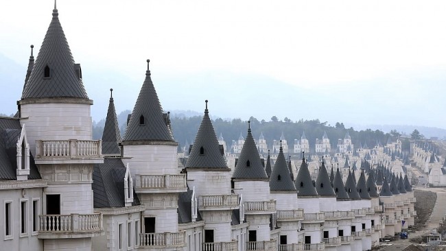 The Tale Behind Turkey’s Ghost Town With Hundred Abandoned Castles