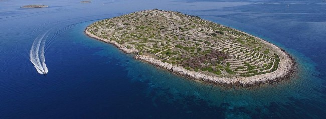 Visit The Weirdly-Shaped Croatian Island With 1000 Walls