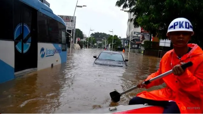 flood death toll rises to 21 in indonesias capital jakarta