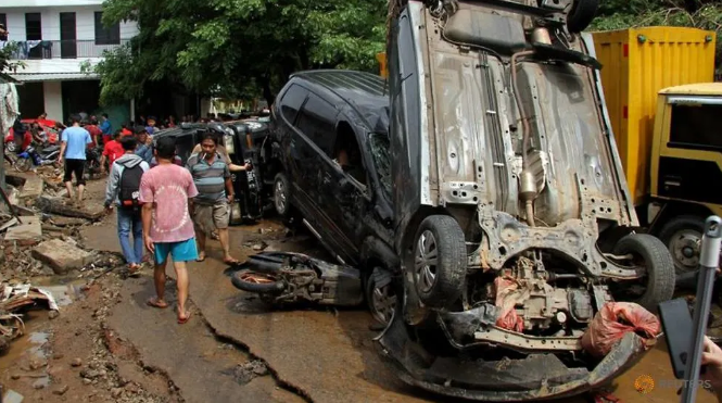 at least 60 dead and 175000 evacuated as deadly floods hit indonesia