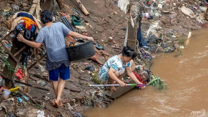 at least 60 dead and 175000 evacuated as deadly floods hit indonesia