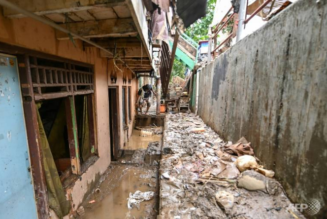 At least 60 dead and 175,000 evacuated as deadly floods hit Indonesia