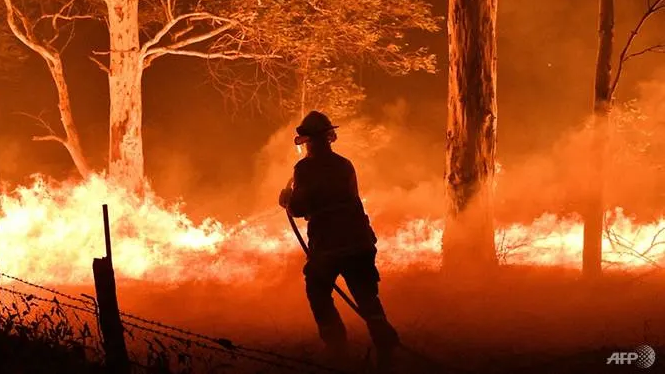 australia wildfires death toll raised to 28 after another firefighter dies