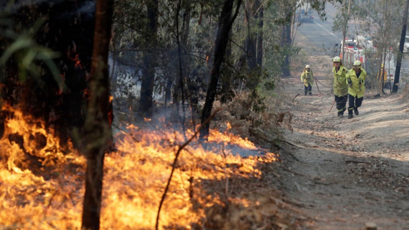 australia wildfires death toll raised to 28 after another firefighter dies