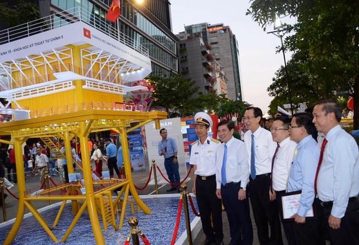 book street festival underways in hcm city during tet