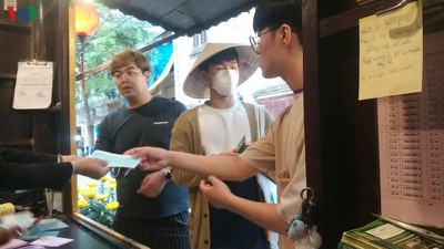 hoi an offers free medical masks to tourists to combat ncov