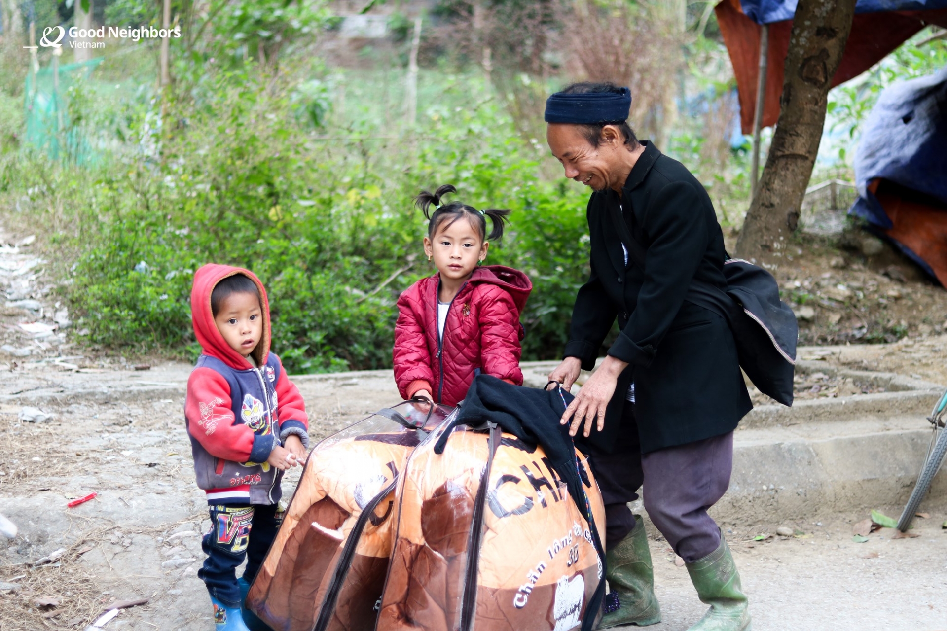 Blankets given to needy children in Vietnam before cold spell sets in